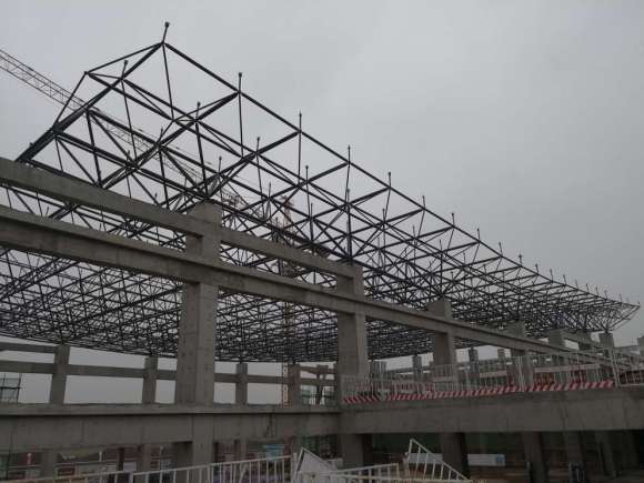 网架结构适用于高铁站屋顶的原因